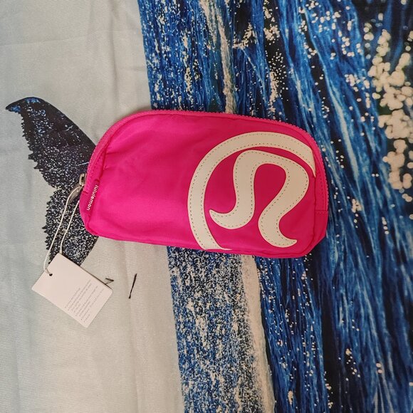 lululemon athletica Handbags - Lululemon Everywhere Belt Bag Large 2L